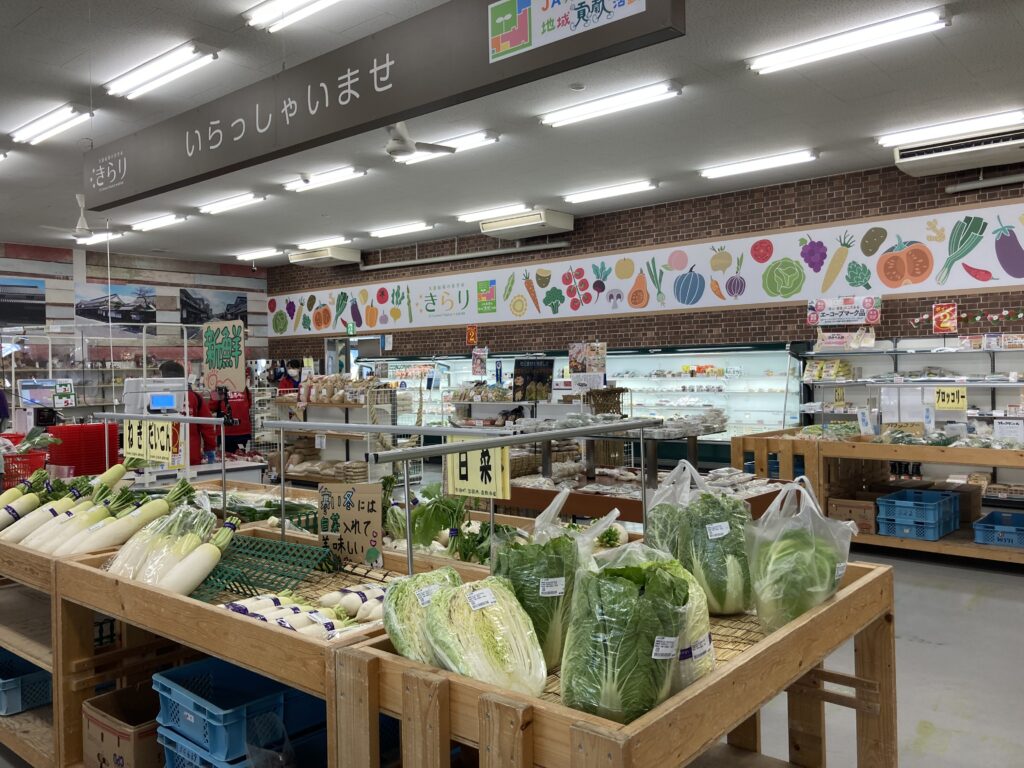 矢掛宿場の青空市「きらり」で販売されている農産物の写真