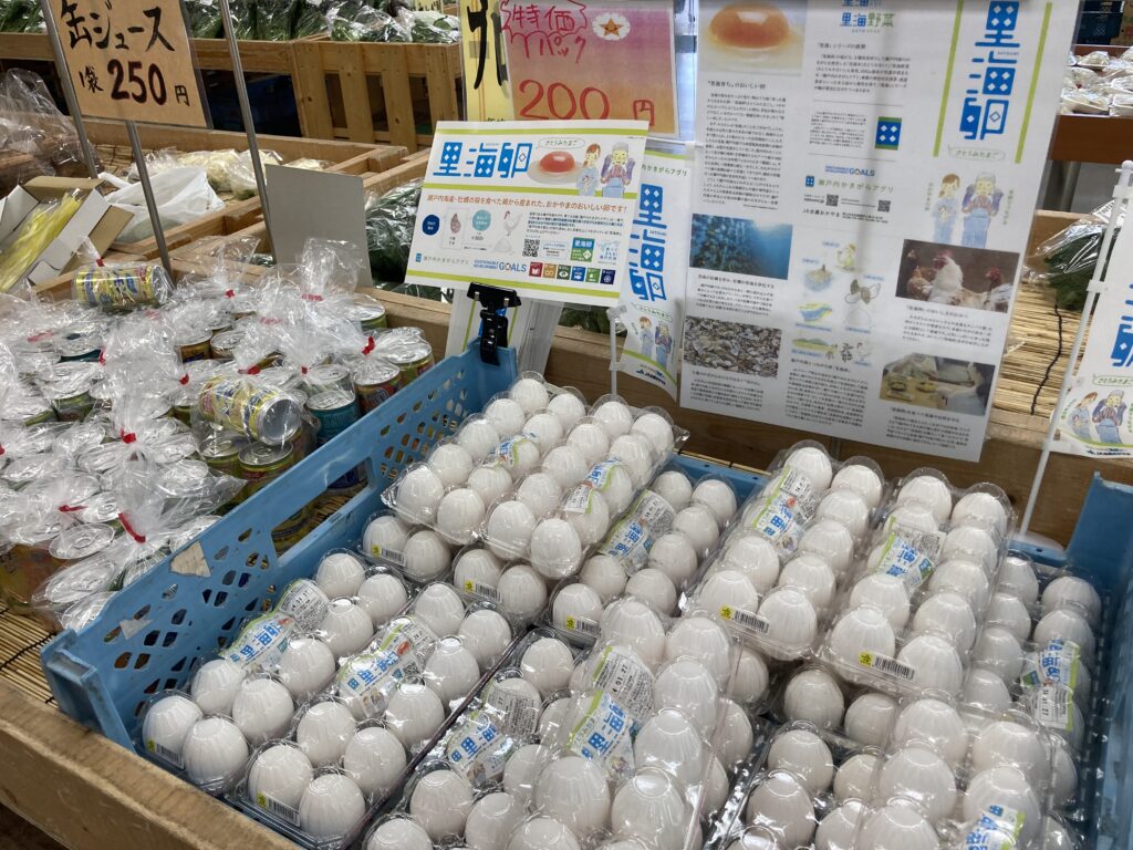 矢掛宿場の青空市「きらり」で販売されている卵の写真
