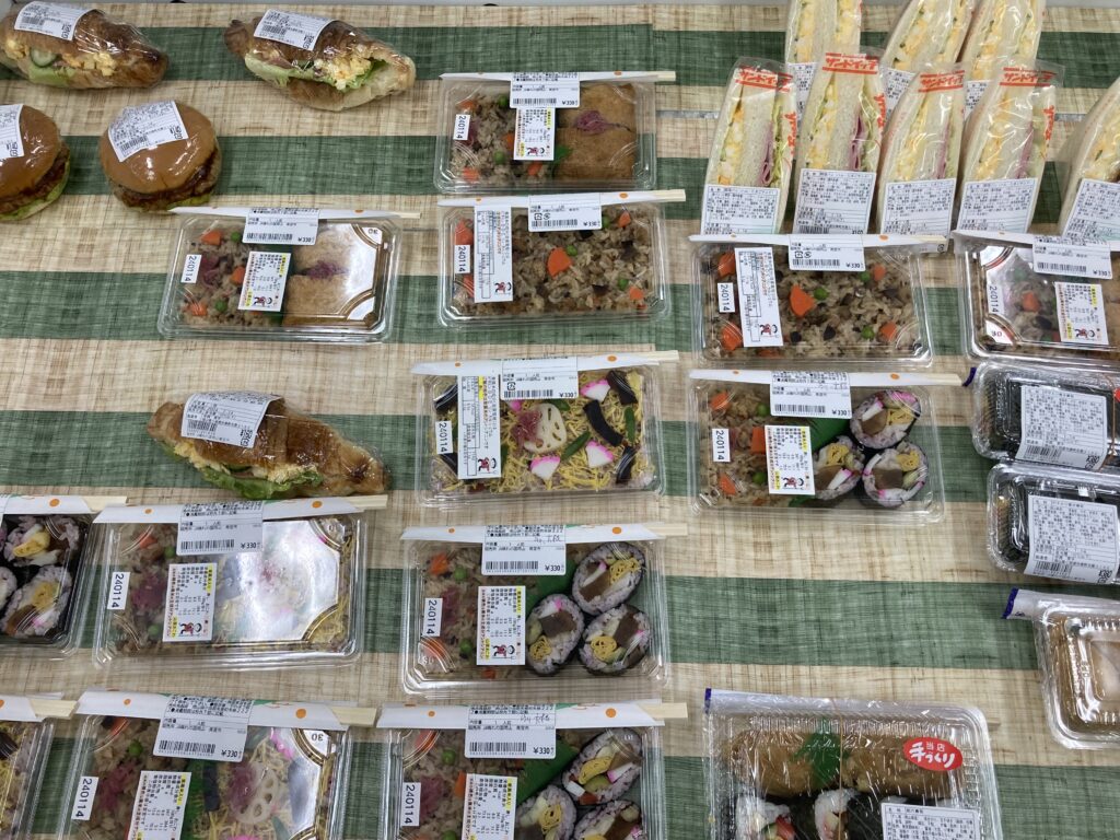 矢掛宿場の青空市「きらり」で販売されているお弁当の写真