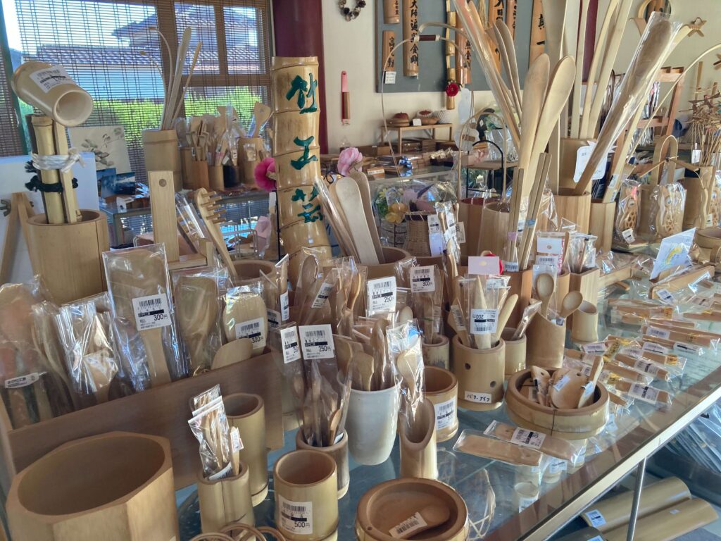 たけのこ茶屋で販売されている竹製品の写真