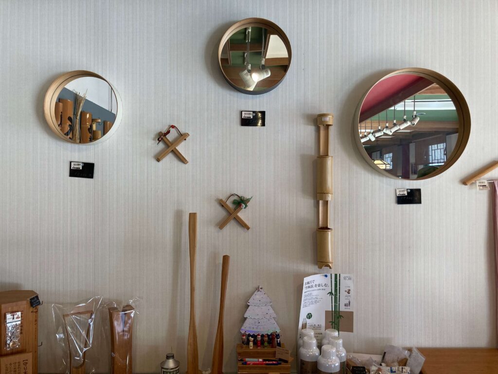 たけのこ茶屋で販売されている竹を使った製品の写真