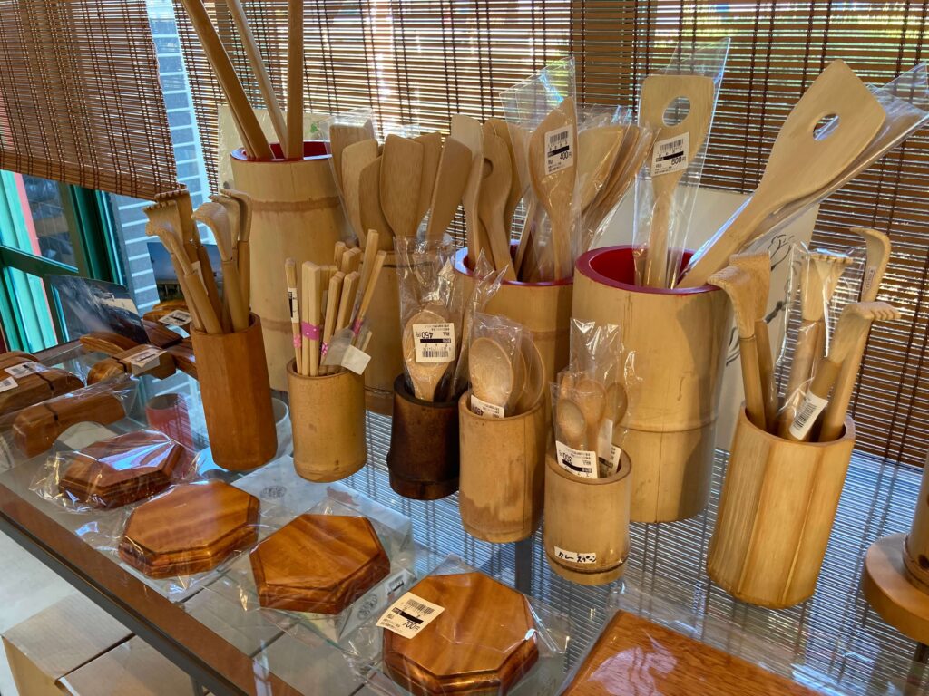たけのこ茶屋で販売されている竹製品の写真