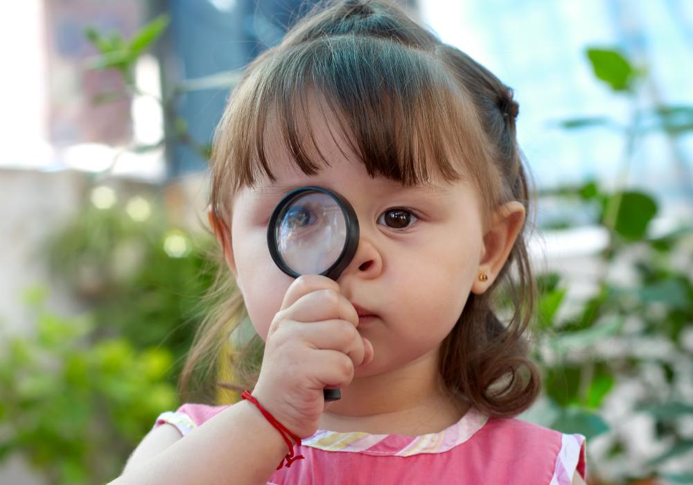 虫眼鏡をのぞく子ども