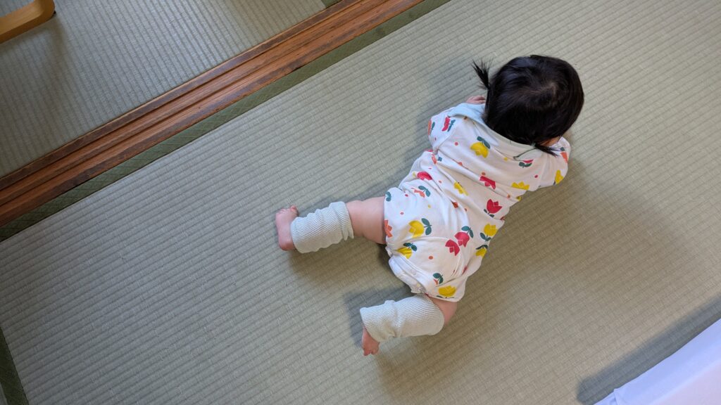 湯郷温泉・やさしさの宿 竹亭のお部屋でくつろぐベイビー