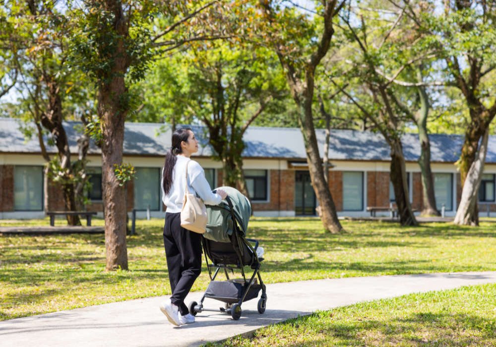 ベビーカーを押す女性