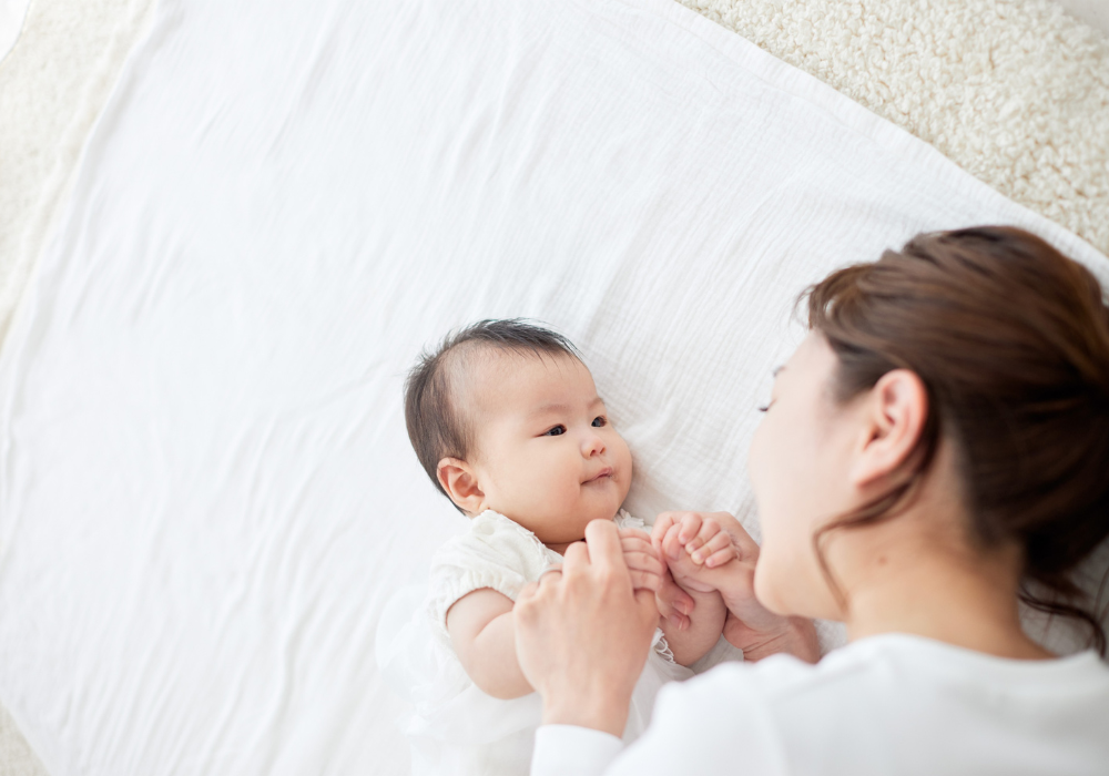 赤ちゃんをあやす女性