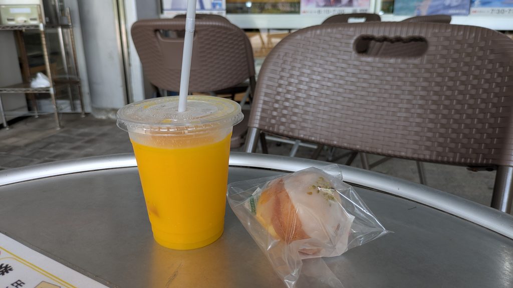 道の駅 多々羅しまなみ公園で購入したみかんジュース&レモンケーキ