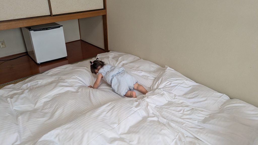 ホテルの部屋で遊ぶ子ども
